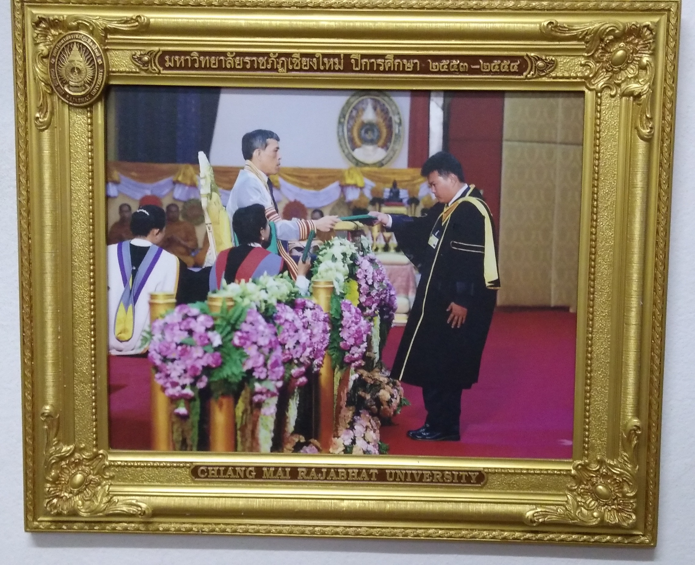 Don bei der Diplomverleihung. In Thailand verleiht in der Regel ein Mitglied der Königsfamilie das Zeugnis (hier der derzeit regierende König seine Majestät Rama 10.